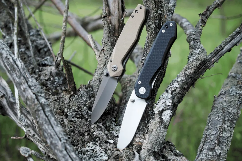 A Fixed Blade or Folding Knife